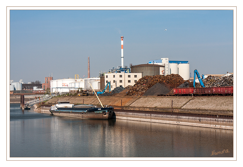 Hafentour
Entstanden bei einer Tour durch den Neusser Hafen 
Schlüsselwörter: Hafen Neuss