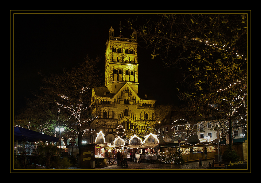 Quirinus Münster
und davor einenTeil des Weihnachtsmarkts 
Schlüsselwörter: Quirinus Münster Kirche Weihnachtsmarkt