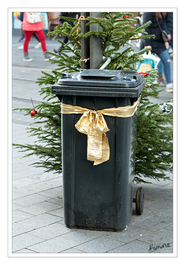 Weihnachtlich geschmückt
sind sogar die Mülltonnen
Schlüsselwörter: Neuss, Weihnachten