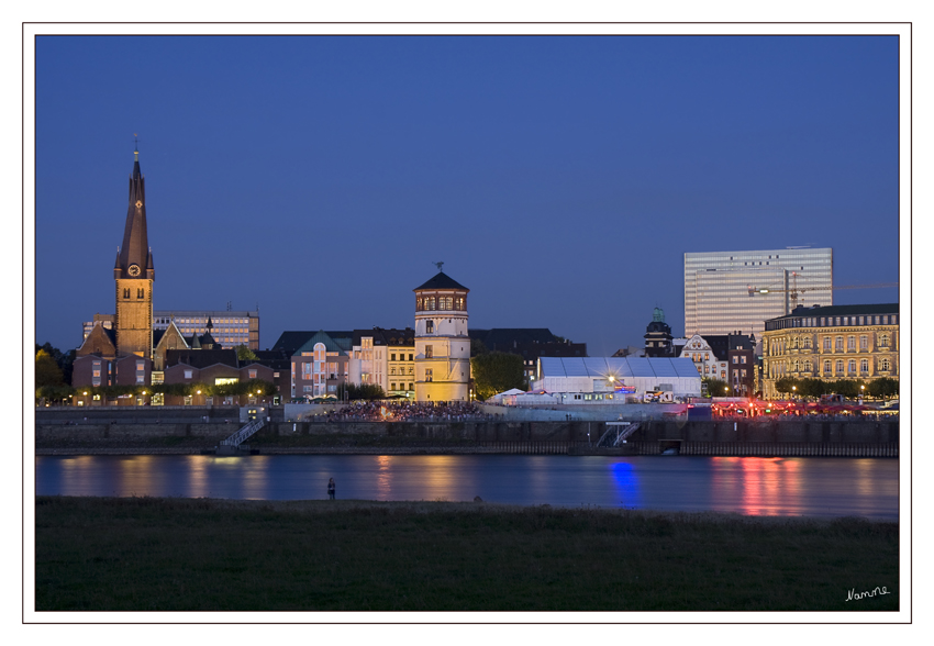 Blick übers Wasser
Düsseldorfer Altstadt
Schlüsselwörter: Düsseldorf             Altstadt              Schloßturm