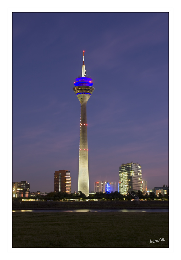 Düsseldorfer Fernsehturm
Der Rheinturm steht auf 36,6 Meter über NN im Rheinpark Bilk am östlichen Ende des Medienhafens und wenige hundert Meter südwestlich der Altstadt am rechten Rheinufer.

laut Wikipedia
Schlüsselwörter: Düsseldorfer Fernsehturm