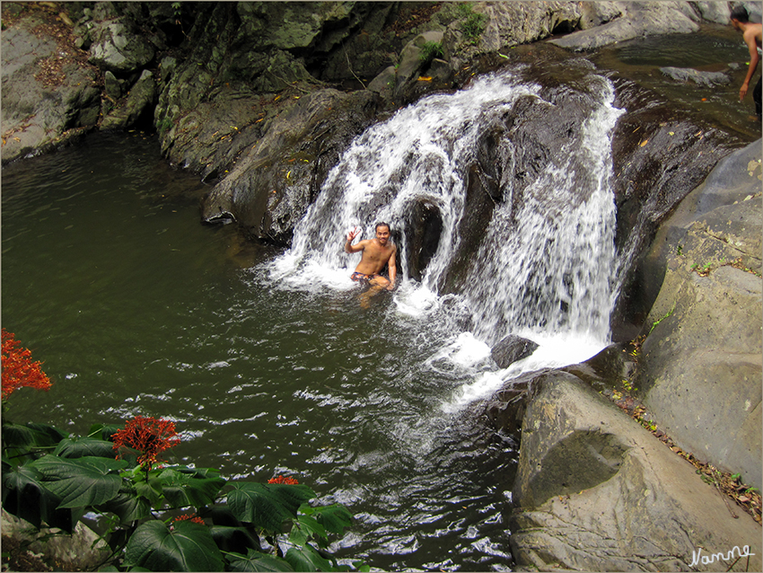 Nationalpark Kaeng Krachan
Etwa 60 Kilometer westlich von Hua Hin erreichen wir den Nationalpark Kaeng Krachan. Von nun an geht es unter einem dichten Blätterdach zu Fuß weiter entlang des Flusses Pala-U.   Nahe der burmesischen Grenze gelegen liegt der idyllischen Wasserfall Pala-U, der in mehreren Kaskaden in die Tiefe stürzt.
Schlüsselwörter: Nationalpark Kaeng Krachan