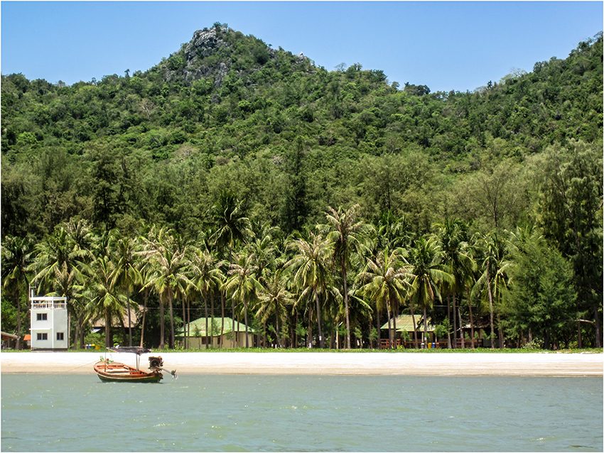 Nationalpark Sam Roi Yod
An der Küste entlang erreichen wir den muschelgesäumten Strand ‘Laem Sala‘.
Dies ist unser Ausgangsort zur Wanderung in die Tropfsteinhöhle ‘Phraya Nakhon‘
Schlüsselwörter: Nationalpark Sam Roi Yod