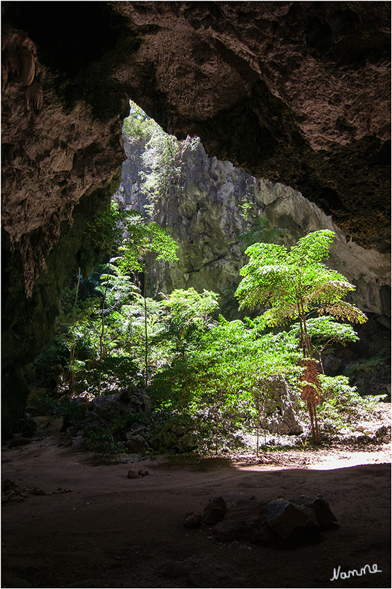 Phraya Nakhon Höhle
Die Phraya Nakhon Höhle liegt in der Nähe von Bang Pu.
Der Aufstieg ist bisweilen sehr steil und steinig, insbesondere bei Nässe ist höchste Vorsicht geboten. Am besten trägt man solides Schuhwerk. Man durchquert den tropischen Regenwald in einem trockenen Bachbett und kann durchaus damit rechnen, wilden Affen zu begegnen. 
Schlüsselwörter: Nationalpark Sam Roi Yod