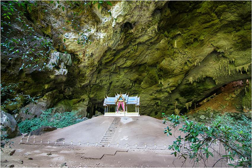 Phraya Nakhon Höhle
Eigentlich sind es zwei Höhen, denn nachdem man die erste Höhle durchquert hat, wartet der eigentliche Höhepunkt: Die zweite Höhle mit dem Kuha-Karuhas-Pavillon, erbaut 1896 zu Ehren des Besuches von König Chulalongkorn (Rama V). Durch die Höhlendecke, die teilweise eingestürzt ist, dringt Tageslicht ins Innere und schafft diese besondere Atmosphäre. Auch König Vajiravudh (Rama VI) und der heutige König Bhumibol (Rama IX) haben die Höhlen besucht.
Schlüsselwörter: Nationalpark Sam Roi Yod