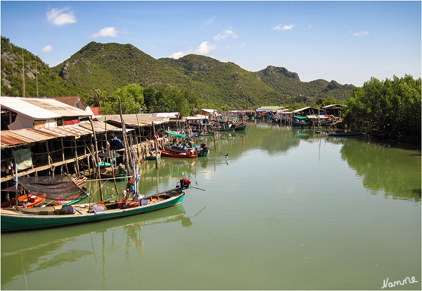 Bang Pu
Dicht an dicht schaukeln die Holzboote im Meeresarm vor Bang Pu. Die etwa 100 Boote ernähren die 200 Familien im Dorf.
Schlüsselwörter: Nationalpark Sam Roi Yod