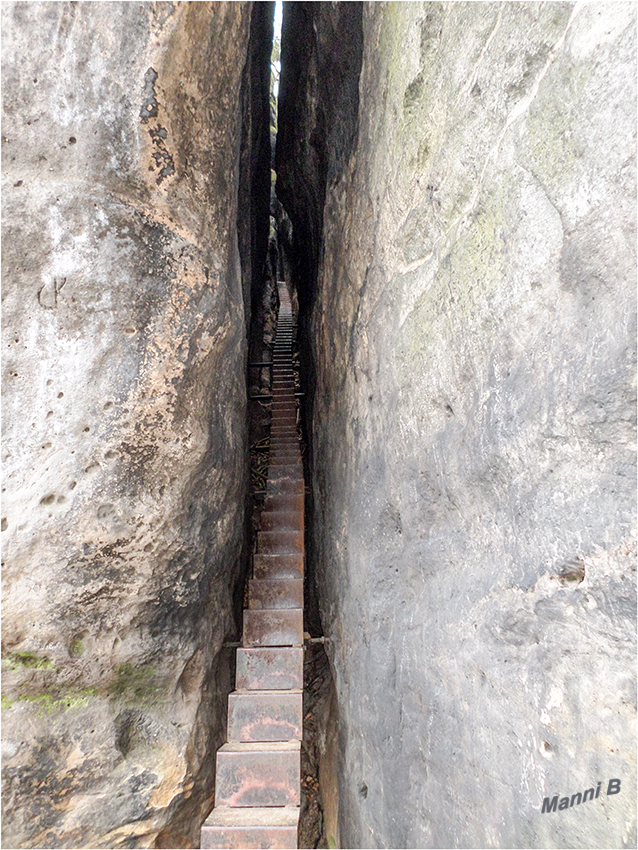 Himmelsleiter - Wildenstein
Man kann durch den schmalen Felsspalt, die so genannte Himmelsleiter, auf das Felsplateau hochklettern. Hier oben kann man noch Rest von Burg Wildenstein entdecken.
Schlüsselwörter: Sächsische Schweiz Neuer Wildenstein