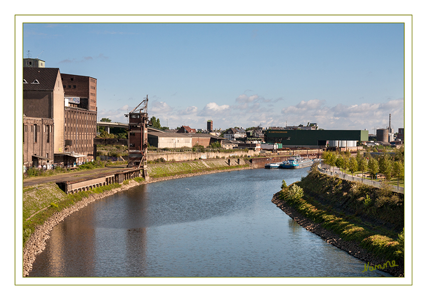 Neusser Hafen
Der Hafen besitzt fünf Hafenbecken. Zum Gewerbegebiet zählen Ölmühlen (u.a. Ölmühle Sels), Containerstationen, die Produktion und Entwicklungsabteilung des Automobilzulieferers Pierburg, die Produktion des Feinkostproduzent Thomy, die Gipsproduktion von Knauf, die Papiertaschentücherproduktion von Tempo und viele weitere Produktionsstandorte verschiedener Firmen. laut Wikipedia
Schlüsselwörter: Neuss, Hafen