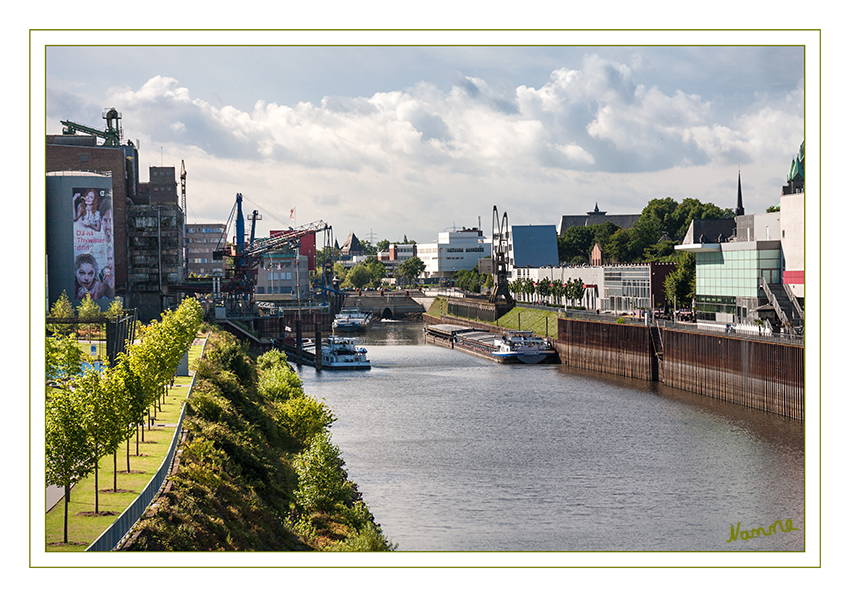 Neusser Hafen
Das Hafenbecken 1, welches direkt an die Innenstadt angrenzt, wird immer weniger von der Industrie genutzt. Dort sind mittlerweile ein Kinokomplex, ein Bürogebäude und das Schulforum des Gymnasiums Marienberg. Die Umgestaltung des Hafenkopfes mit einer Treppenanlage und der Bau einer Brücke vom Quirinus-Münster zum Hafenbecken sollen den Freizeitwert des Hafenbeckens 1 erhöhen und ein Zusammenwachsen von Hafengebiet und Innenstadt fördern. laut Wikipedia
Schlüsselwörter: Neuss, Hafen