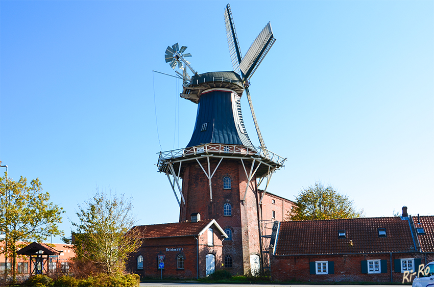 Deichmühle in Norden
(Bis 1588 stand hier die Sielmühle. Eine Bockwindmühle.)
Getreidemühle gebaut 1900. Vierstöckiger Galerie- Holländer. Die Mühlentechnik ist funktionsfähig.
Schlüsselwörter: Nordsee, Norden