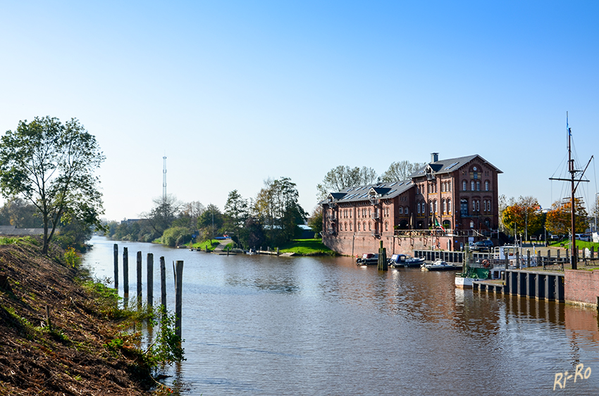 Blick auf das Nordertief mit altem Zollhaus
Norden hatte im 18. Jahrhundert eine eigene Seeflotte
u. war Hafenstadt.
Schlüsselwörter: Nordsee, Norden