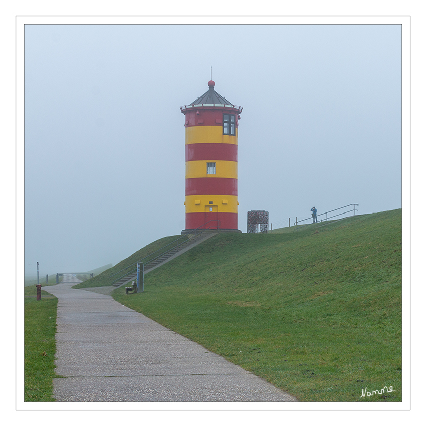 Pilsumer Leuchtturm
Der 1888 erbaute Pilsumer Leuchtturm gilt als Wahrzeichen der Ferienregion Krummhörn - Greetsiel.
Der Leuchtturm wurde von dem Maschinenbauhersteller Gutehoffnungshütte errichtet. Die Bauwerkshöhe beträgt rund zwölf Meter bei einem Außendurchmesser von 4,4 Meter.
Schlüsselwörter: Nordsee;