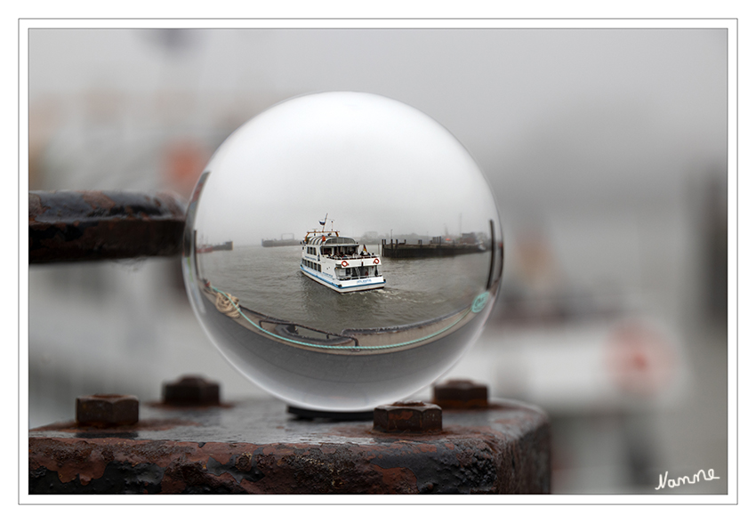 Abfahrendes Schiff
bei Nebel in Cuxhaven
Schlüsselwörter: Cuxhaven