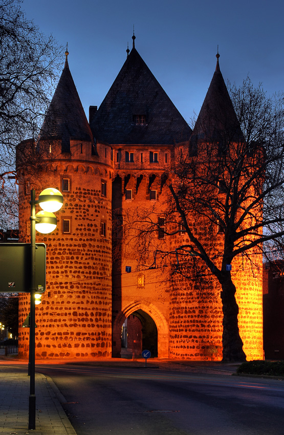 Obertor in Neuss
Eines der mächtigsten Stadttore im Rheinland
Erbaut um 1200
Schlüsselwörter: Neuss     Obertor      Rheinland