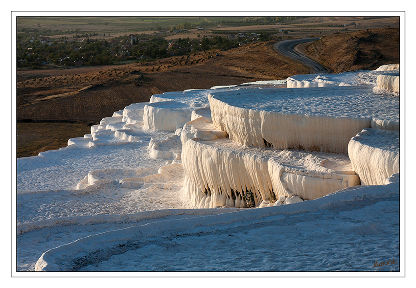 Pamukkale
Das  Quellwasser ist mit Calciumhydrogencarbonat gesättigt. Beim Austreten entweicht durch den Druckabfall Kohlendioxid, wodurch die Löslichkeitsgrenze von Calciumcarbonat überschritten wird, das in Form von Travertin ausfällt.

laut Wikipedia
Schlüsselwörter: Türkei Pamukkale