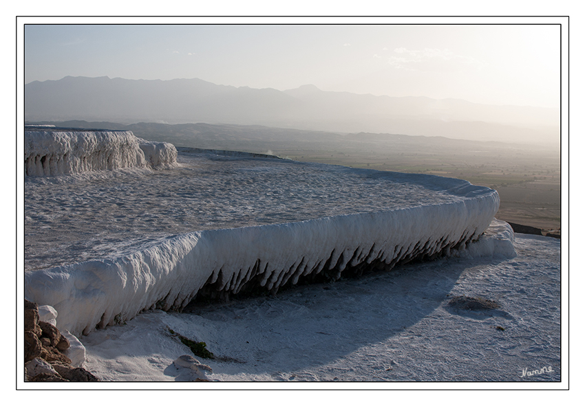 Pamukkale
(türkisch für Baumwollburg / Watteburg)
Die Kleinstadt Pamukkale erhielt ihren Namen durch die beeindruckenden Kalksinterterrassen, die über Jahrtausende durch kalkhaltige Thermalquellen entstanden sind und heute eine Touristenattraktion darstellen.

laut Wikipedia
Schlüsselwörter: Türkei Pamukkale