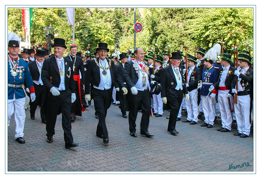 Neusser Bürgerschützenfest
2015
Bürgermeister H. Napp, der König und dahinter Kadinal Woelki Erzbischof von Köln
Schlüsselwörter: Neusser Bürgerschützenfest      2015