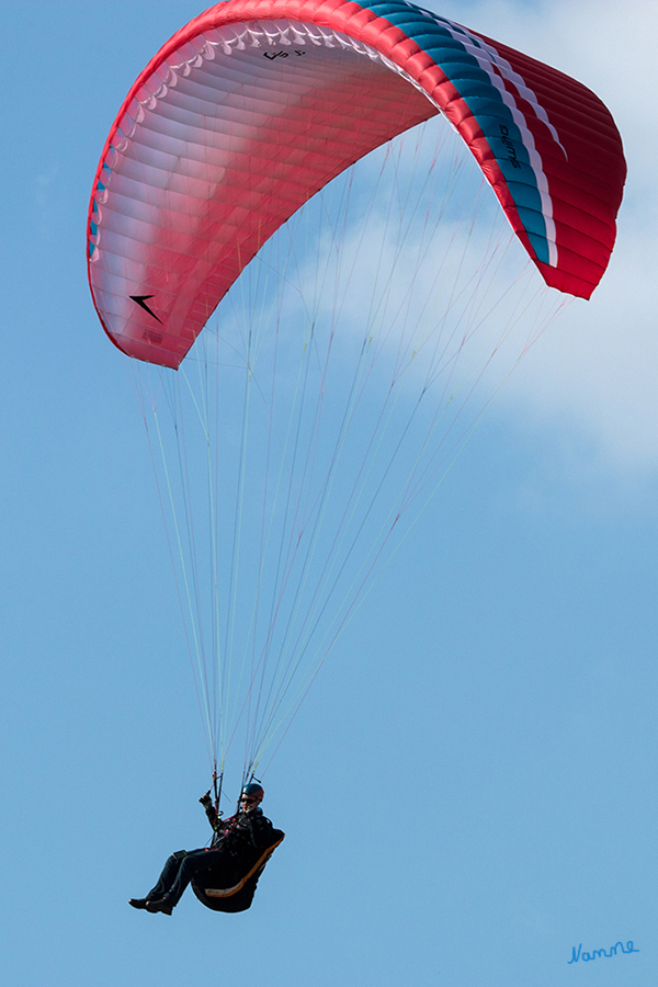 Und vorbei....
Die Luftsportart Gleitschirmfliegen bezeichnet das Gleitsegeln mit einem Gleitschirm. Der Pilot sitzt oder liegt dabei in einem Gurtzeug unter dem Gleitschirm und ist mit diesem durch Leinen verbunden. laut Wikipedia
Schlüsselwörter: Gleitschirm, Gleitschirmfliegen, Paragleiten