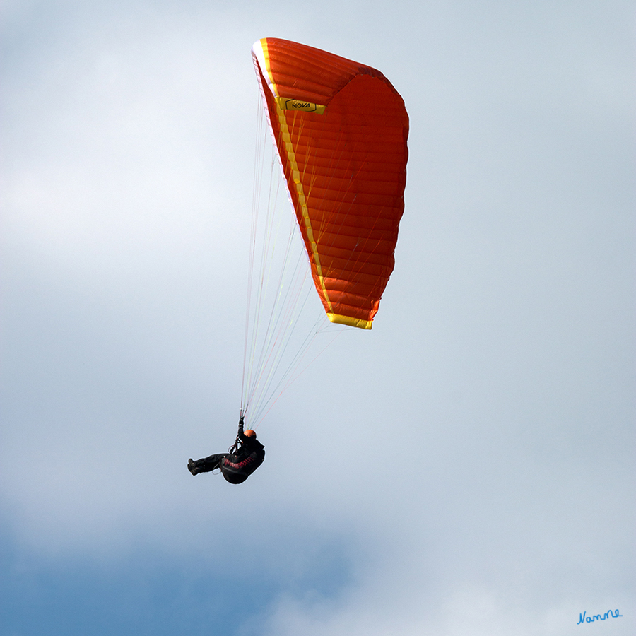 Hoch in den Wolken
Mit einem Gleitschirm lassen sich verschiedene Flugmanöver durchführen. Sie werden im Rahmen der Grundschulung oder in Kursen gelehrt und helfen den Piloten, die Fluglage in nahezu jeder Situation zu beherrschen und zudem für turbulente Verhältnisse beim Thermikfliegen gerüstet zu sein. laut Wikipedia
Schlüsselwörter: Gleitschirm, Gleitschirmfliegen, Paragleiten