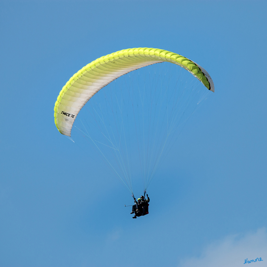 Tandemflug
Ein Tandemflug mit dem Gleitschirm ist sehr leicht realisierbar und doch ein ganz außergewöhnliches Erlebnis! laut flatland-paragliding.de 
Schlüsselwörter: Gleitschirm,