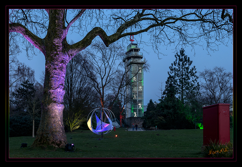 Gruga - Parkleuchten
Das Areal ist wie gemacht für Illuminationen verschiedenster Art: Alter Baumbestand, ein romantisches Wegenetz und lauschige Ecken bieten eine abwechslungsreiche Kulisse für Beleuchtungen, Projektionen sowie Licht- und Schattenspiele. Die Bäume scheinen bunt. Den Wegesrand säumen Lichtobjekte. Darunter grafische Elemente, Abstraktes und Originelles. laut grugapark 
Schlüsselwörter: Essen, Parkleuchten