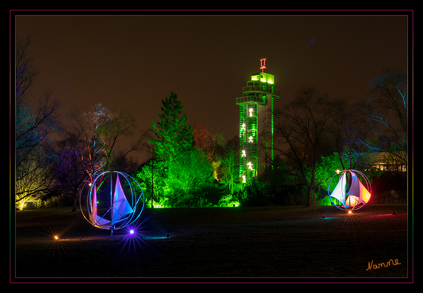 Gruga - Parkleuchten
Das Areal ist wie gemacht für Illuminationen verschiedenster Art: Alter Baumbestand, ein romantisches Wegenetz und lauschige Ecken bieten eine abwechslungsreiche Kulisse für Beleuchtungen, Projektionen sowie Licht- und Schattenspiele. Die Bäume scheinen bunt. Den Wegesrand säumen Lichtobjekte. Darunter grafische Elemente, Abstraktes und Originelles. laut grugapark
Schlüsselwörter: Essen, Parkleuchten