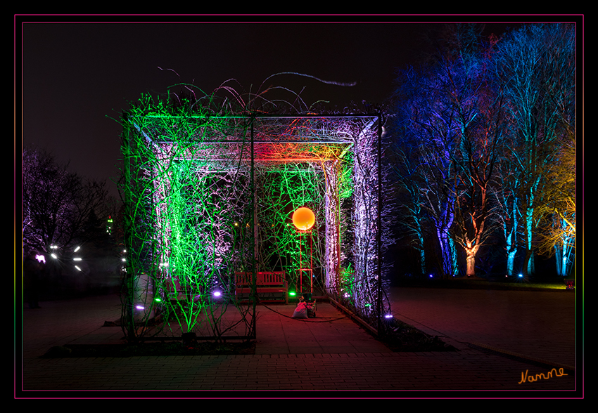 Gruga - Parkleuchten
Das Areal ist wie gemacht für Illuminationen verschiedenster Art: Alter Baumbestand, ein romantisches Wegenetz und lauschige Ecken bieten eine abwechslungsreiche Kulisse für Beleuchtungen, Projektionen sowie Licht- und Schattenspiele. Die Bäume scheinen bunt. Den Wegesrand säumen Lichtobjekte. Darunter grafische Elemente, Abstraktes und Originelles. laut grugapark 
Schlüsselwörter: Essen, Parkleuchten