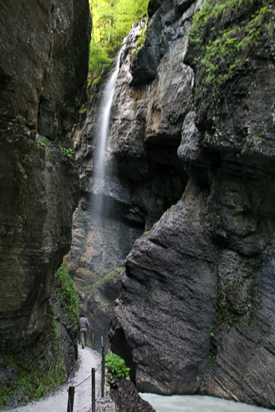 Partnachklamm
Die Partnachklamm ist eine ungefähr 700m lange von dem Wildbach Partnach teilweise bis zu 80m tief eingeschnittende Klamm im Reintal nahe Garmisch-Partenkirchen.

Schlüsselwörter: Partnachklamm