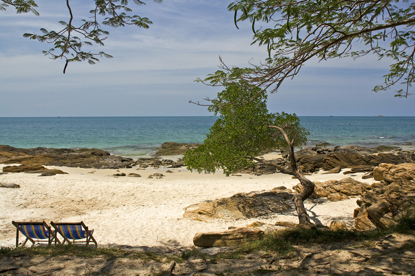 Impressionen
von der Insel Ko Samet
Die Insel hat sehr schöne Sandstrände und ausgezeichnete Tauchplätze, bei den Korallen zu sehen sind. Heute kommen vermehrt Touristen und Wochenendurlauber der nahe gelegenen Hauptstadt Bangkok zur Erholung hierher.
