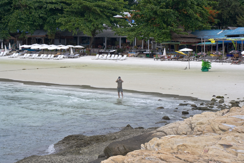 Impressionen 
von Ko Samet
Die Insel ist dicht mit Regenwald bedeckt und ihre etwa 15 wunderschönen Buchten sind klein, von Palmen gesäumt und an manchen Stellen von Felsen umgeben.
