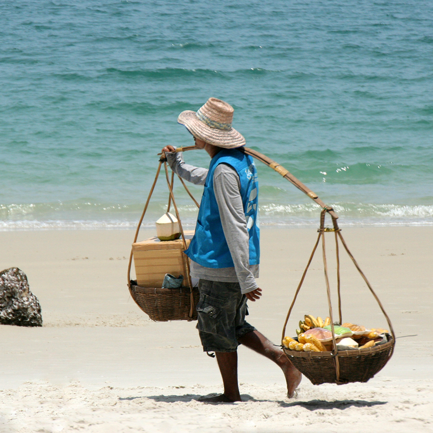 Strandverkäufer
die Früchte wurden frisch am Sonnenstuhl zubereitet. Ob Banane oder Mango oder....
