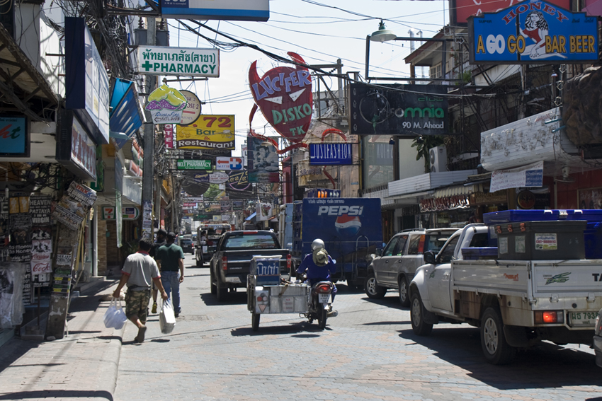 Pattaya Impressionen
Möglichkeiten der Fortbewegung gibt es in Pattaya genug aber was sicher ist, es gibt viel zu viele Fortbewegungsmittel.
Derjenige der schon mal in Bangkok dachte er häbe Verkehrschaos gesehen, der wird hier eines Besseren belehrt. 
