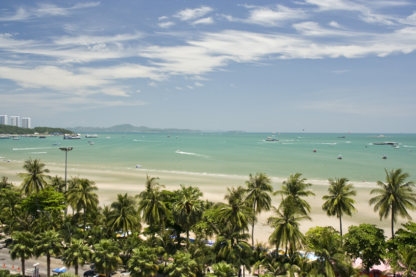 Pattaya Impressionen
Die Pattaya Beach Road ist eine Strandpromenade mit Palmen.
