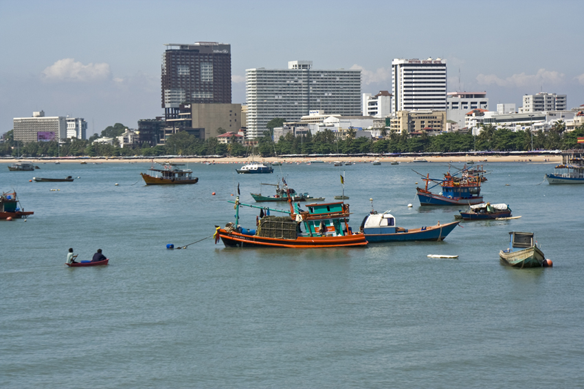 Pattaya Impressionen
Der 4 km lange Strand der halbrunden Pattaya Beach wird in weiten Strecken von Restaurants, Bars und allerei Geschäfte gegleitet.
