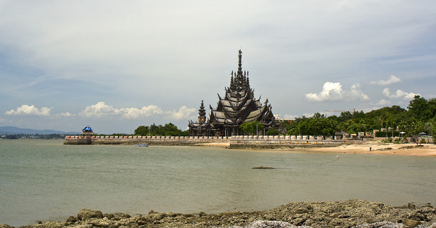 Sanctuary of Truth
ragt im Norden Pattaya über den Strand Wong Phrachan auf. Das "Heiligtum der Wahrheit" wurde 1981 von LekWiriyapham begonnen. 
Auf der ewigen, direkt am Meer gelegenen Baustelle ist alles aus Holz, fast ausschliesslich aus Teak: Dachgiebel, Ornamente, Reliefs, Durchgänge, Fensterrahmen, überlebensgrosse Figuren, religiöse und weltliche Motive. Das Holz, obwohl mit einem speziellen Schutzmittel konserviert, fällt der salzigen Luft und der Zeit zum Opfer.
Es ist also eine ewige Baustelle.

