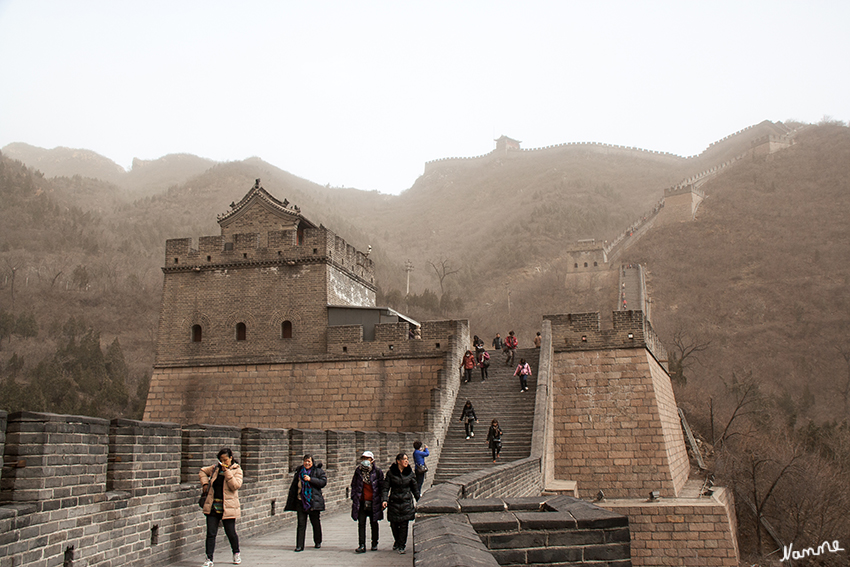 Große Mauer
Mit ihrem Bau wurde im 7. Jahrhundert v. Chr. begonnen. Sie erstreckt sich nach neuesten Erhebungen über 21.196,18 Kilometer und umfasst 43.721 Einzelobjekte und Standorte.
laut Wikipedia
Schlüsselwörter: Peking Große Mauer