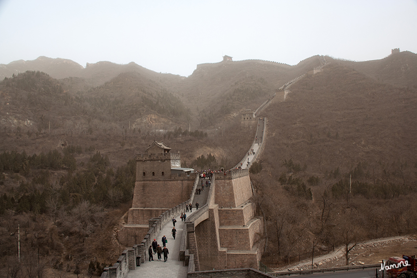 Große Mauer
Die Chinesische Mauer, auch „Große Mauer“ genannt, ist eine historische Grenzbefestigung, die das chinesische Kaiserreich vor nomadischen Reitervölkern aus dem Norden schützen sollte.
Die Wachtürme wurden nach einem einfachen Prinzip benachrichtigt, wenn Gegner in Sicht waren. Durch ein Feuer auf dem Turm, an dem ein Gegner gesichtet wurde, konnten benachbarte Wachtürme informiert werden. Dies wurde durch Sichtabstand der Türme ermöglicht, welche dann die Warnung durch Feuerzeichen weitergeben konnten.
Schlüsselwörter: Peking Große Mauer