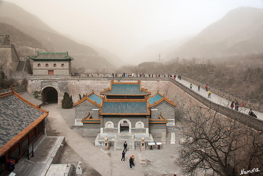 Große Mauer
Der angekündigte Sandsturm aus der Wüste Gobi erschwerte uns den Besuch der Mauer. Sicht und Atmung waren eingeschränkt.

Die noch heute erhaltenen Abschnitte der Chinesische Mauer stammen hauptsächlich aus der Ming-Dynastie (1368- 1644). Während ihrer über 200-jährigen Herrschaft wurde der Mauerbau von den Ming-Kaisern ununterbrochen weitergeführt.
laut ChinaReiseführer
Schlüsselwörter: Peking Große Mauer