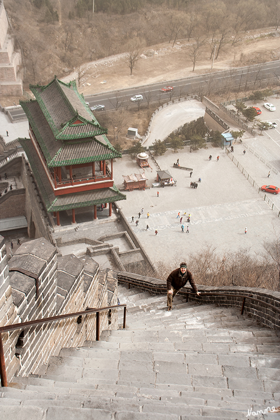 Große Mauer
Die Stufen sind nicht nur unterschiedlich hoch sondern auch stellenweise sehr steil. Gut das es Geländer gab.
Schlüsselwörter: Peking Große Mauer