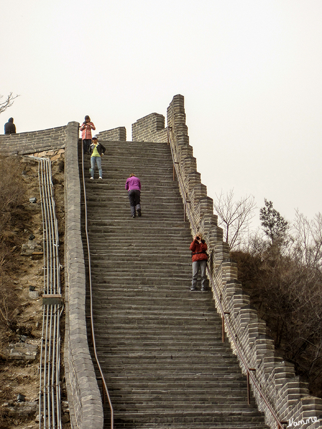 Große Mauer
Die Stufen sind nicht nur unterschiedlich hoch sondern auch stellenweise sehr steil. Gut das es Geländer gab.

1987 wurde die Chinesische Mauer "Lange chinesische Mauer", übliche deutsche Wortwahl "Große Mauer", in die Liste des UNESCO-Weltkulturerbes aufgenommen.
laut ChinaReiseführer
Schlüsselwörter: Peking Große Mauer