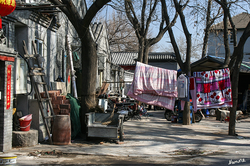 Peking Hutong
In den Hutongs Pekings sieht man noch die traditionellen Wohnhöfe (Siheyuan). Heute (2005) gibt es in Peking noch etwa dreitausend Hutongs, in denen fast die Hälfte der Stadtbewohner lebt.
Schlüsselwörter: Peking Hutong