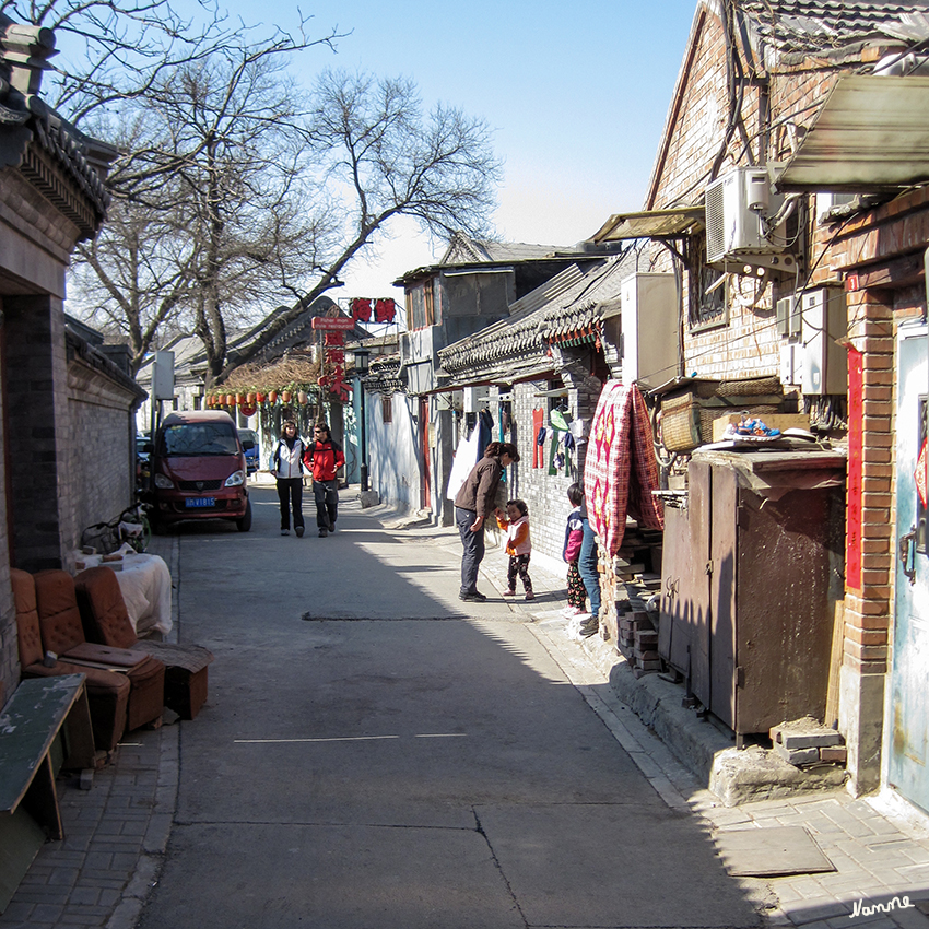 Peking Hutong
Auf der Fläche eines Hutongs mit der meist einstöckigen Bebauung lassen sich in moderner verdichteter Geschossbauweise wesentlich mehr Wohnungen unterbringen. Es ist abzusehen, dass schon in wenigen Jahren kaum noch originale Hutongs im Stadtzentrum anzutreffen sein werden.
laut Wikipedia
Schlüsselwörter: Peking Hutong