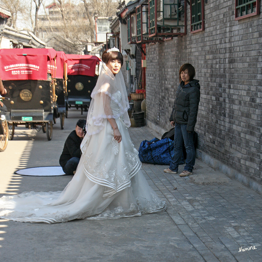 Peking Hutong
Hutongs sind die engen, verwinkelten Gassen in den alten Stadtteilen Pekings. Während einer Rikschafahrt durch die Hutongs hat man die Möglichkeit das alte Peking und die traditionelle Lebensweise seiner Bewohner kennen zu lernen.
Schlüsselwörter: Peking Hutong