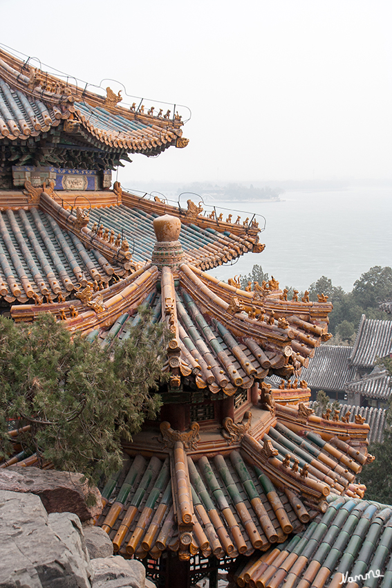 Sommerpalast
Der Sommerpalast, eigentlich "Garten der Harmonischen Einheit", an den Westbergen bei Peking ist der einzige erhaltene kaiserliche Garten. In ihm ist der vollkommene Traum der chinesischen Gartenarchitektur verwirklicht. Dass dieser Garten mit seinen Palästen und Tempeln, Pavillons und Pagoden, mit insgesamt 3000 Räumen auf 290 Hektar Grund heute noch ein Gefühl davon vermitteln kann, wie die chinesischen Kaiser und ihr Hofstaat gelebt haben, ist Cixi zu verdanken.
Schlüsselwörter: Peking Sommerpalast