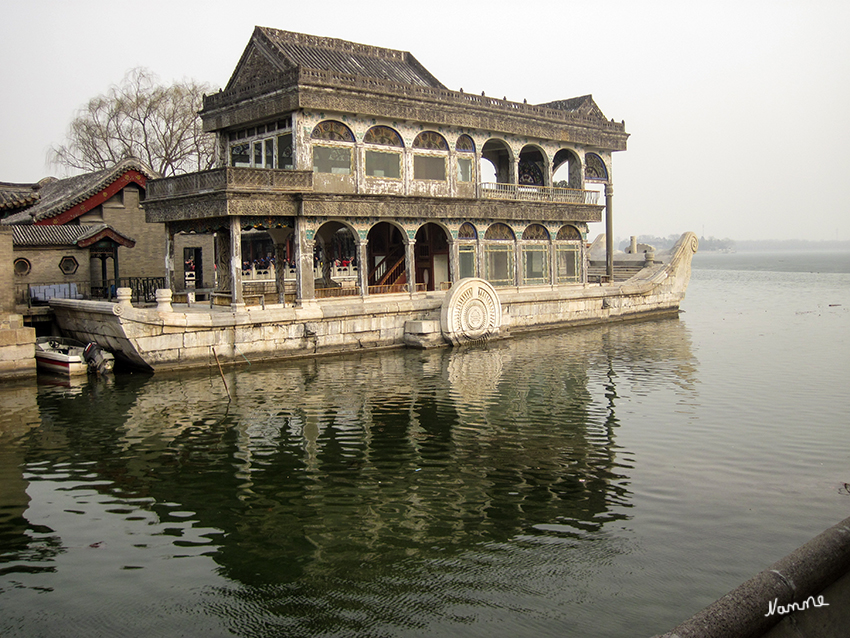 Marmorboot
Der kaiserliche Sommerpalast in Peking ist auch für das Marmorboot bekannt, das dort am Kunming See zu bestaunen ist. Die Kaiserinwitwe Cixi ließ das Schiff zwischen 1885 und 1895 im Zuge der Renovierung des Palastes errichten.
Schlüsselwörter: Peking Sommerpalast Marmorboot