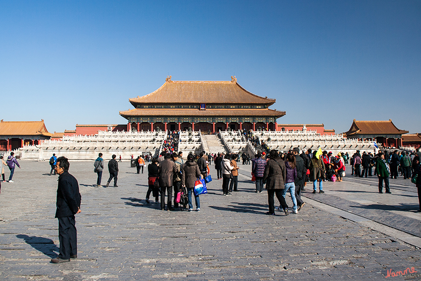 Verbotene Stadt
befindet sich im Zentrum Pekings. Dort lebten und regierten bis zur Revolution 1911 die chinesischen Kaiser der Dynastien Ming und Qing. Der einfachen Bevölkerung war der Zutritt verwehrt – was den Namen Verbotene Stadt erklärt. Die Verbotene Stadt liegt am nördlichen Ende des Platzes des himmlischen Friedens. 1987 wurde sie von der UNESCO zum Weltkulturerbe erklärt.
laut Wikipedia
Schlüsselwörter: Peking Verbotene Stadt