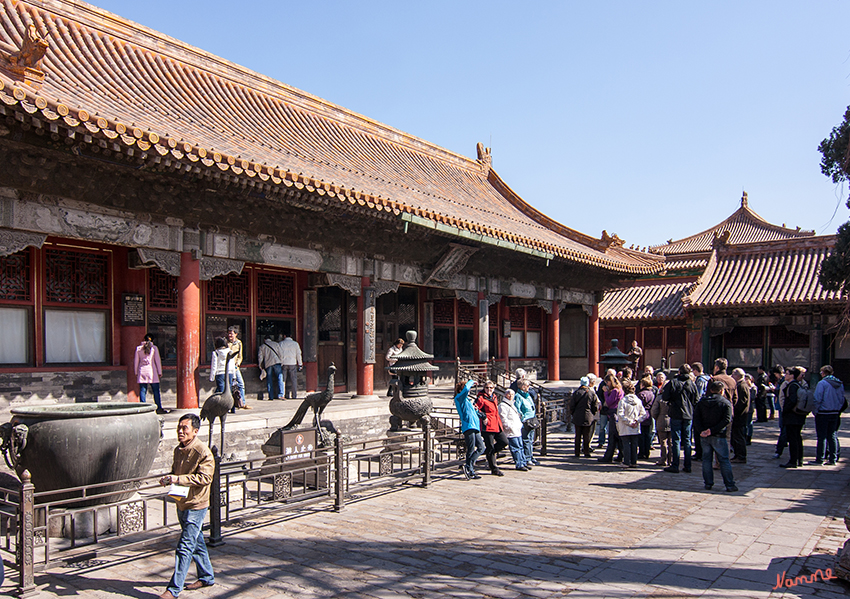 Verbotene Stadt
Dies sind die Wohnhöfe der Frauen in der Verbotenen Stadt; durch die Fenster kann man die Innenausstattung betrachten. Die Räume wurden im Winter von außen beheizt.
Schlüsselwörter: Peking Verbotene Stadt