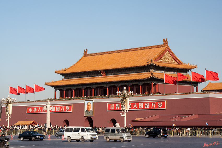 Verbotene Stadt
Der Kaisersitz kann in zwei Abschnitte unterteilt werden. Wenn man auf der Südseite unter dem Mao-Bild durch das Tor eintritt, befindet man sich im Äußeren Hof. Hier lag die Regierungszentrale der 24 Kaiser, die seit dem 15. Jahrhundert mit 2000 Hofangestellten, Konkubinen und Eunuchen in dem Palast lebten. 
Schlüsselwörter: Peking Verbotene Stadt