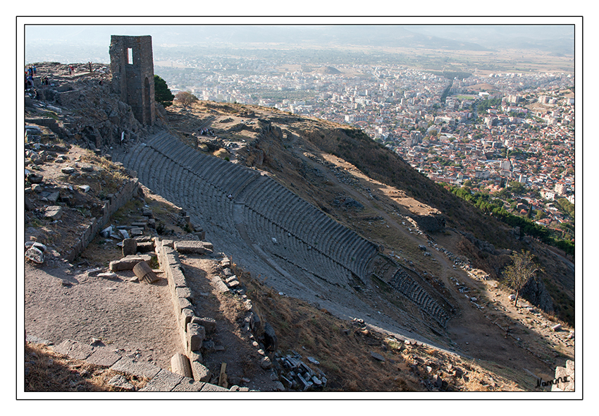 Pergamon  Akropolisberg mit Theater
liegt am steilen Westhang des Burgberges. Erste Spuren eines befestigten und mit Holzbühne versehenen Theaters an dieser Stelle lassen sich in das frühe 5. Jahrhundert v. Chr. datieren. Der heute die Anlage vor allem dominierende Zuschauerraum, das sogenannte Koilon, wurde im späten 5. Jahrhundert angelegt. Er bot Platz für 10 000 Zuschauer
Schlüsselwörter: Türkei Pergamon