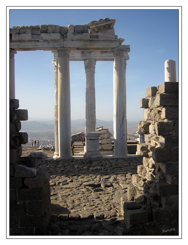 Pergamon Trajanium
Bei den Ausgrabungen fand man im Schutt der Cella Statuenfragmente des Trajan und des Hadrian
Als Cella (lat.: kleiner Raum, Zelle) bezeichnet man der Verwendung Vitruvs gemäß den inneren Hauptraum eines antiken griechischen oder römischen Tempels.
Schlüsselwörter: Türkei Pergamon